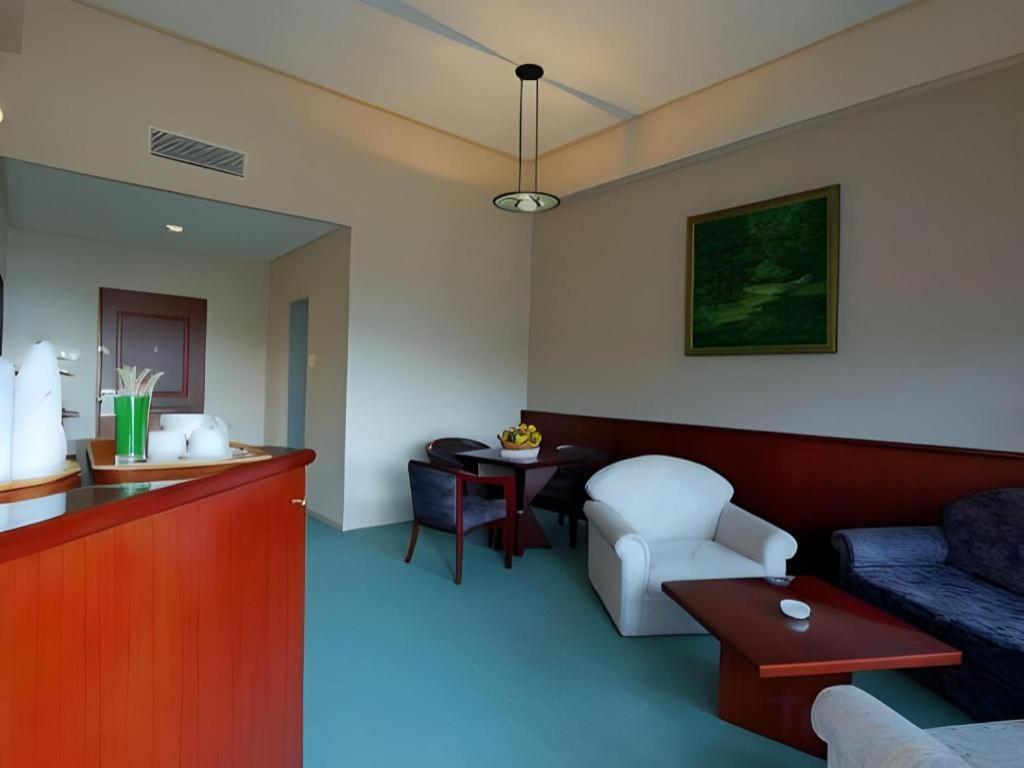 Hotel Niagara Parapat Kültér fotó