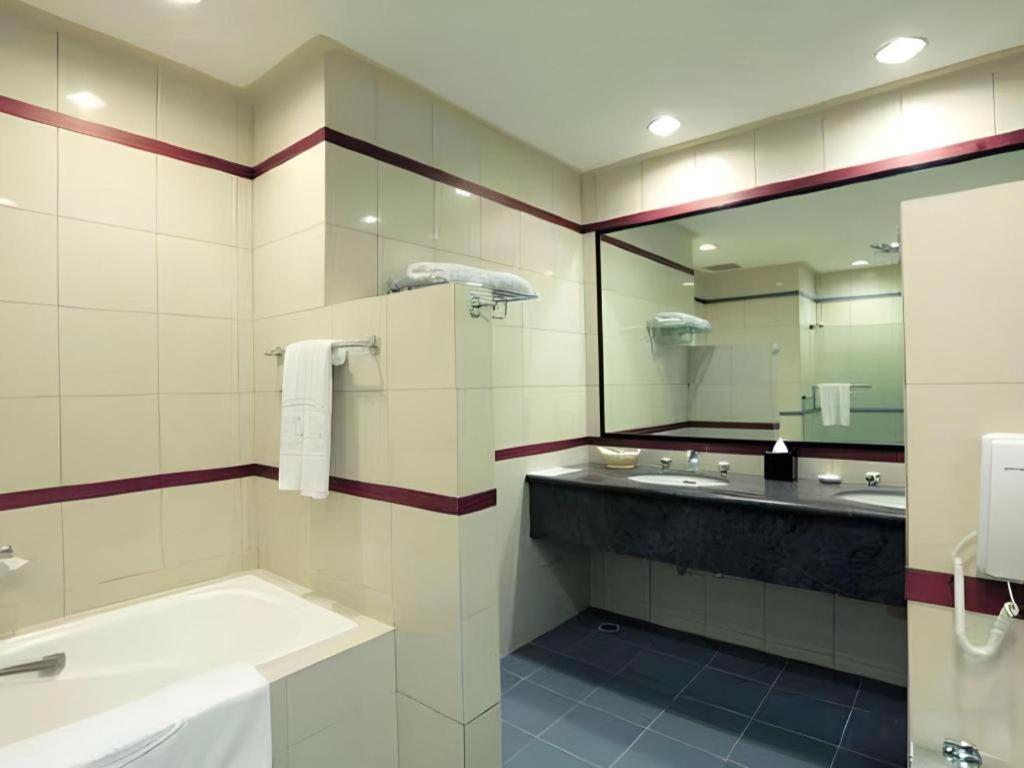 Hotel Niagara Parapat Kültér fotó